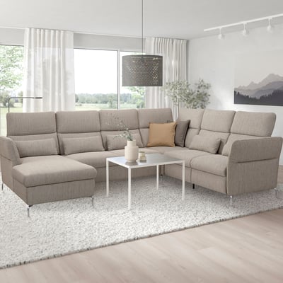 Modernes Wohnzimmer mit FAMMARP-Sofa, Couchtisch, Teppich und großen Fenstern.