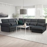 Modernes Wohnzimmer mit FAMMARP-Sofa, Kissen, Couchtisch, Fenster.