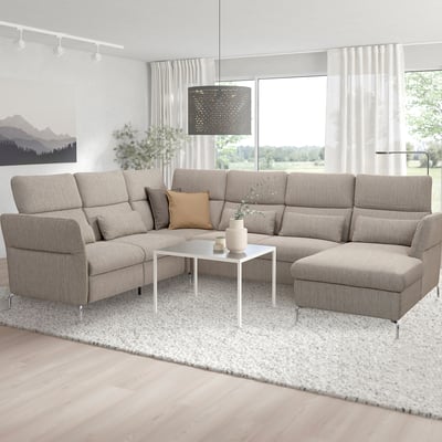 Modernes Wohnzimmer mit grauem Sofa, Couchtisch und Pendelleuchte.