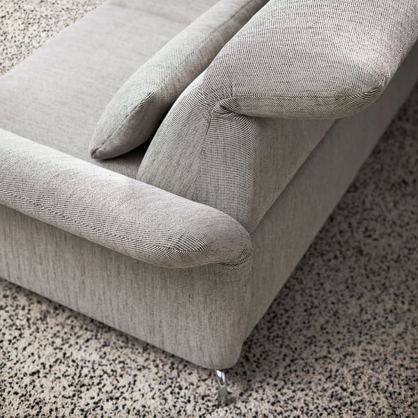 Nahaufnahme eines modernen Sofas mit weichen Kissen und schlanker Armlehne. Bequeme, hochwertige Polsterung.