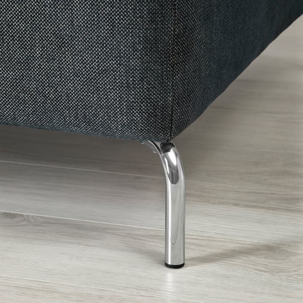 Dunkelgraues Sofa mit schlanken, polierten Metallbeinen, das modernes Design und hochwertige Verarbeitung zeigt.