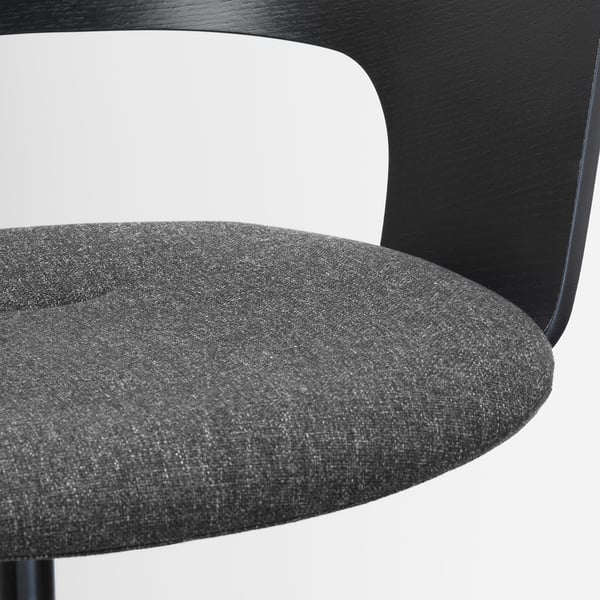 Ein moderner Stuhl mit dunkelgrauem Stoffsitz und schwarzer Holzrückenlehne, der sich durch hochwertige Materialien und ein schlankes Design auszeichnet.