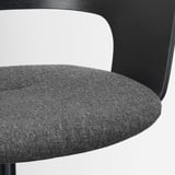 Ein moderner Stuhl mit dunkelgrauem Stoffsitz und schwarzer Holzrückenlehne, der sich durch hochwertige Materialien und ein schlankes Design auszeichnet.