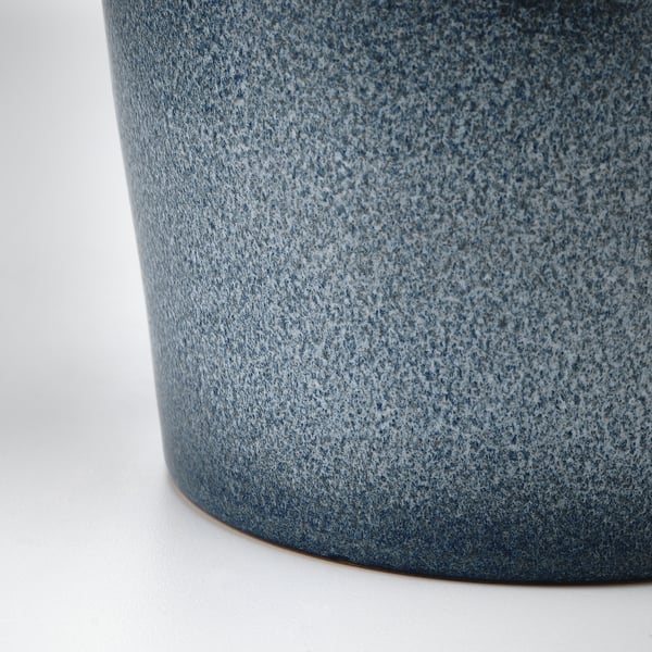 Zylindrische blaue Keramik, fein glasiert, detaillierte Textur sichtbar.