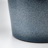 Zylindrische blaue Keramik, fein glasiert, detaillierte Textur sichtbar.