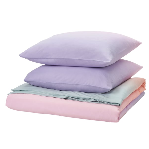 FLÄDERBUSKE-Set : 2 lila Kissen auf rosa Laken, glatte Blende, lebendiges, fade-artiges Design.