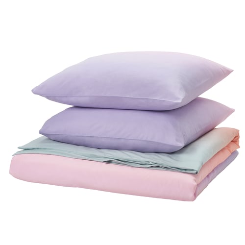 FLÄDERBUSKE-Set : 2 lila Kissen auf rosa Laken, glatte Blende, lebendiges, fade-artiges Design.