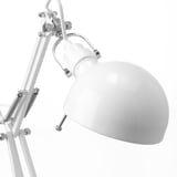Schreibtischlampe mit verstellbarem Arm und weißem Schirm, mit hochwertiger Konstruktion und heller Beleuchtung.