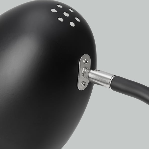 Nahaufnahme einer verstellbaren schwarzen Lampe mit Metallgelenk und Schrauben. Glatte Oberfläche, robuste Bauweise.