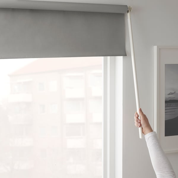 Einstellen der grauen Jalousie mit Zauberstab, teilweise abdeckendes Fenster, Schwarz-Weiß-Küstenfoto in der Nähe.