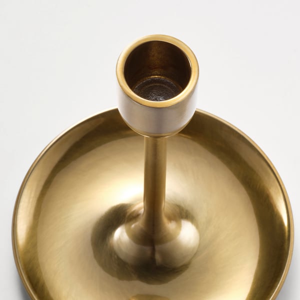 Goldener Kandelaber mit drei Haltern, schlankes und zeitloses Design. Reflektiert das Licht und schafft eine warme, einladende Atmosphäre.