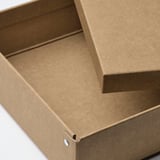 Offener brauner Karton, ordentlich gefaltet.