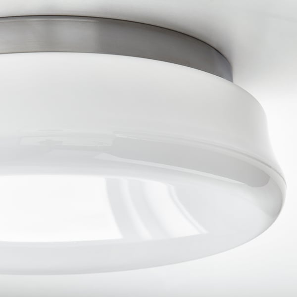 Moderne Deckenleuchte mit einem schlanken, vernickelten Rahmen und einem Schirm aus Milchglas für eine gleichmäßige Lichtverteilung.