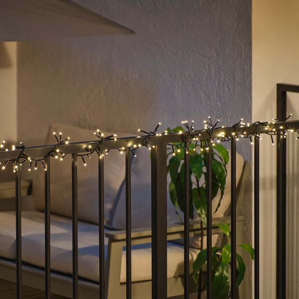 Balkon mit funkelnden LED-Lichtern, romantisches Ambiente, schaltet sich in der Dämmerung ein.