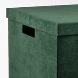 Quadratische Aufbewahrungsbox aus grünem Samt mit ausgeschnittenem Griff für einfachen Zugriff und weicher, luxuriöser Textur.