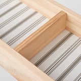 Schubladenablage aus Holz mit gestreiftem Einsatz, sauber verarbeitet, geeignet für die Organisation kleiner Gegenstände.
