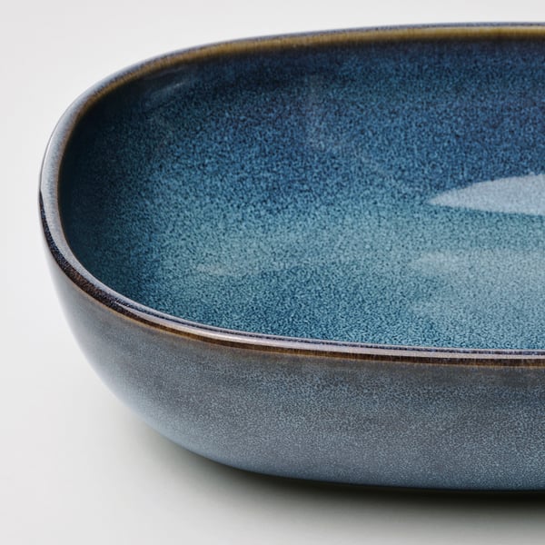 Handgefertigte glasierte Schale, tiefblau mit goldglänzendem Rand, robust und dennoch elegant.