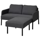 Dunkelgraues, modernes Sofa mit passender Ottomane, schlanken Metallbeinen und klaren Linien.