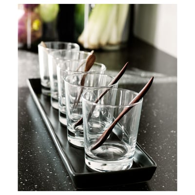 Einfache, klare GODIS Gläser auf schwarzem Tablett mit Holzstäbchen, perfekt für Cocktails oder Desserts.