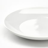 Einfaches, elegantes weißes Geschirr. Hochwertiges, glasiertes Feinsteinzeug, elegant und vielseitig.