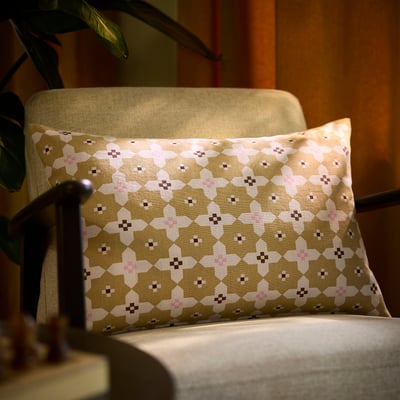 GOKVÄLLÅ Kissenbezug - beige, grün, geometrischer Druck, auf großem Stuhl, passt gut.