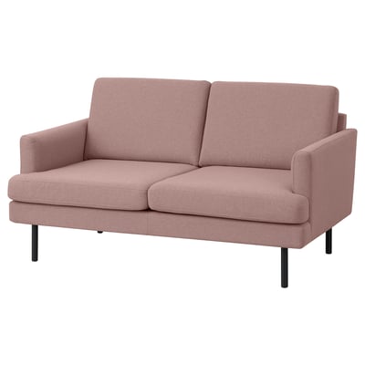 Ein GRILLSTORP-Sofa, ein hellrosa 2-Sitzer mit Metallbeinen, der ein gemütliches und modernes Design mit bequemen Sitzkissen bietet.