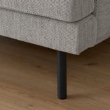 Modernes Sofa mit weichen Kissen und schlankem Metallbein. Ideal für Komfort und Stil.