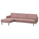 Option: Hellrosa L-förmiges Sofa mit klaren Linien und einladenden Kissen.