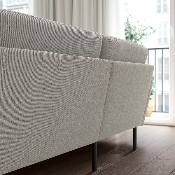 Graues Sofa GRILLSTORP mit Taschenfedern, hohen Beinen, passt unter Fenster, ideal für helle Räume.