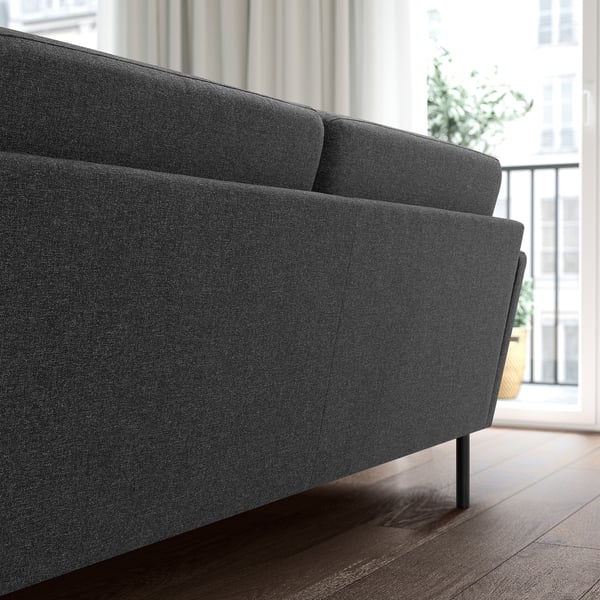 Dunkelgraues GRILLSTORP Sofa, schlankes, modernes Design, großzügige Kissen. Komfortabel, geräumig, ideal für große Räume.