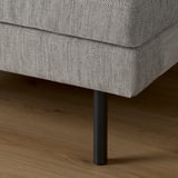 Nahaufnahme des Sofabeins, schlankes schwarzes Finish, stützender gepolsterter Sitz, moderner Stil.