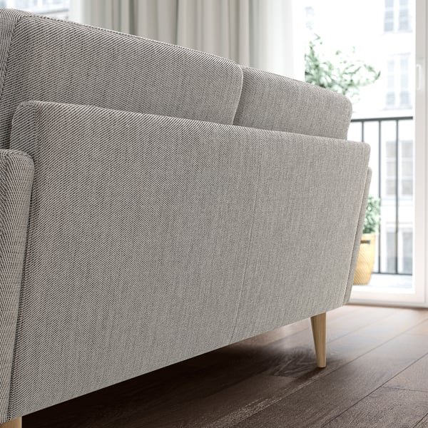 Das GRILLSTORP Sofa ist ein schlanker, grauer 2-Sitzer mit Holzbeinen, der sich perfekt für moderne Wohnzimmer eignet.