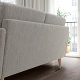 Das GRILLSTORP Sofa ist ein schlanker, grauer 2-Sitzer mit Holzbeinen, der sich perfekt für moderne Wohnzimmer eignet.