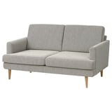Modernes graues Sofa mit Holzbeinen, schlankem Design, gemütlichen Kissen.