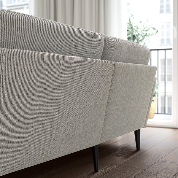 Graues GRILLSTORP Sofa auf Holzboden, in der Nähe des Fensters, mittlere Größe.