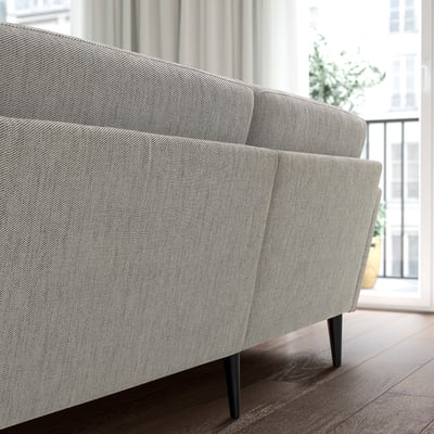 Graues GRILLSTORP Sofa auf Holzboden, in der Nähe des Fensters, mittlere Größe.