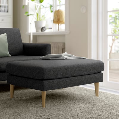 Dunkelgraues GRILLSTORP Sofa mit Ottomane, lichtdurchflutetes Wohnzimmer.