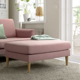 GRILLSTORP rosa Stoffsofa & Ottomane. Modernes Design aus der Mitte des Jahrhunderts. Weich, einladend, mit robusten Holzbeinen. Decke auf Ottomane. Großes Fenster dahinter.