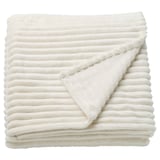 Eine gefaltete GULLSTRÅLE-Decke in Weiß. Er besteht zu 100 % aus recyceltem Polyester und hat ein weiches, strukturiertes Streifendesign.