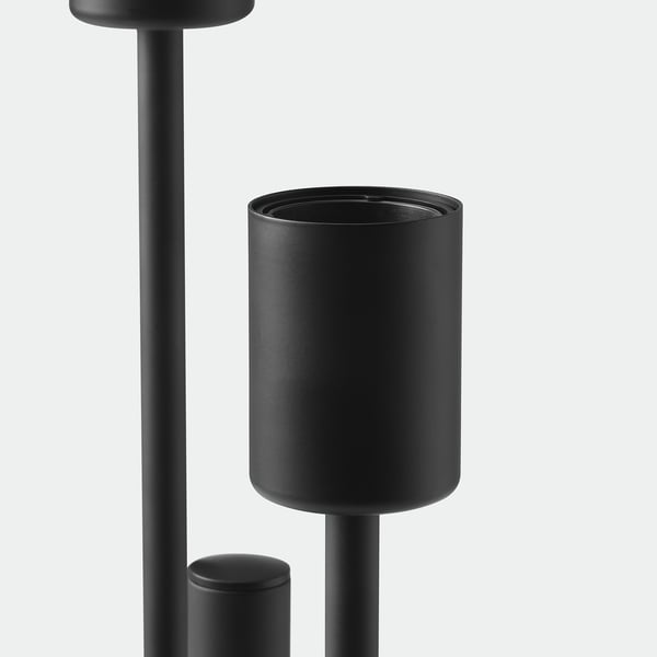 Moderner schwarzer Tischlampensockel aus Stahl und Beton, schlankes und minimalistisches Design, eigenständig oder in Kombination mit dekorativen Glühbirnen.