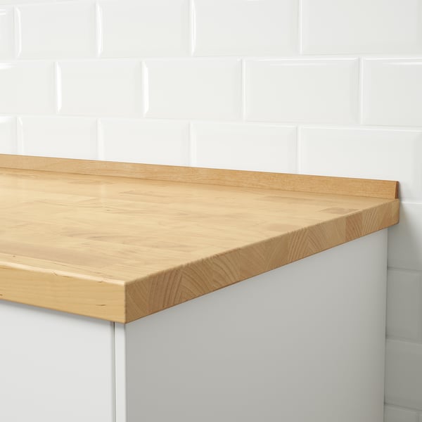 Die Holzdichtung in der gefliesten Wand verhindert Wasser.