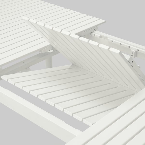 Weißer ausziehbarer Esstisch mit Holzlatten. Modernes und langlebiges Design, ideal zum Platzsparen.