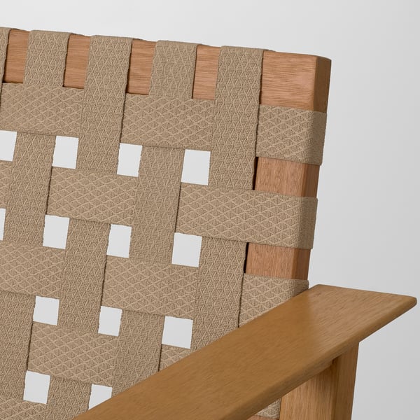 Moderner Holzstuhl mit geflochtenen beigen Armen, der hochwertige Verarbeitung und komfortables Design mit robustem Eukalyptus zeigt.