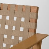Moderner Holzstuhl mit geflochtenen beigen Armen, der hochwertige Verarbeitung und komfortables Design mit robustem Eukalyptus zeigt.