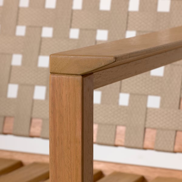 Nahaufnahme einer gut gearbeiteten Tischecke aus Holz, glatte Oberfläche, natürliche Maserung sichtbar.