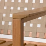Nahaufnahme einer gut gearbeiteten Tischecke aus Holz, glatte Oberfläche, natürliche Maserung sichtbar.