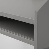 Moderner Schreibtisch aus Metall mit schlankem, silbernem Finish. Klare Linien und robuste Konstruktion für einen hochwertigen Look.