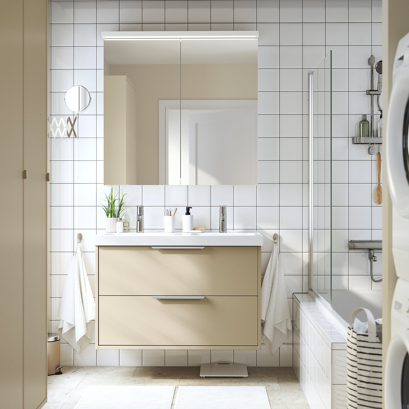 Modernes Badezimmer mit HAVBÄCK beigem Waschtisch. Großer Spiegelschrank, Doppelspüle, schlankes Design. Handtücher und Toilettenartikel ordentlich angeordnet.
