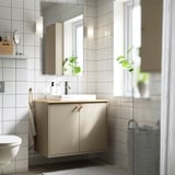 HAVBÄCK Badezimmer-Waschtisch mit Waschbecken, Spiegel, WC. Sauberes Design, Schrankaufbewahrung, Arbeitsplatte aus Holz.