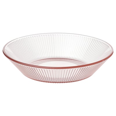 Eine rosafarbene, durchsichtige Glasschale namens HAVSGÄDDA mit geriffelten Linien, die zum Servieren von Speisen oder Desserts entwickelt wurde.